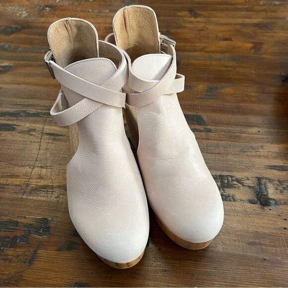 Free People Shoes - Free People Blush Cedar Clogs Women’s size 37 (6.5)